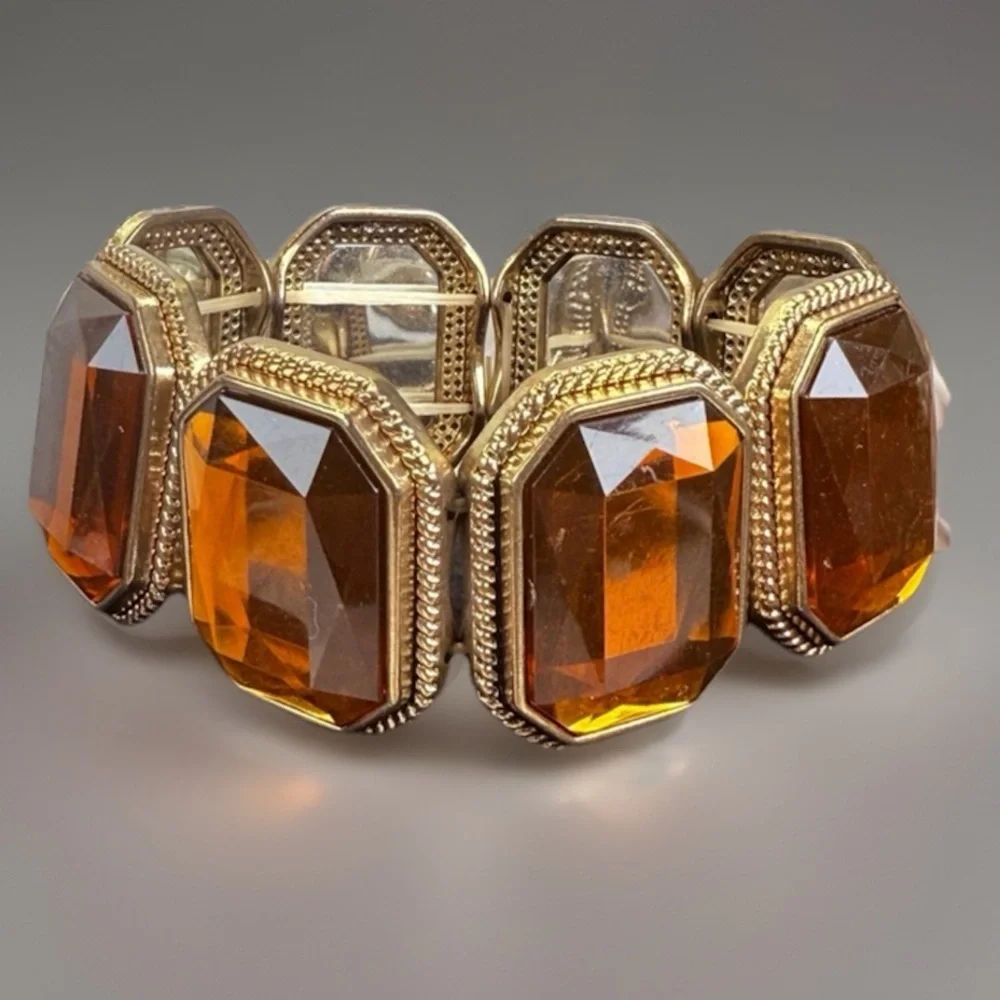Pretty aged goldtone, large earthy colors accent stretch bracelet